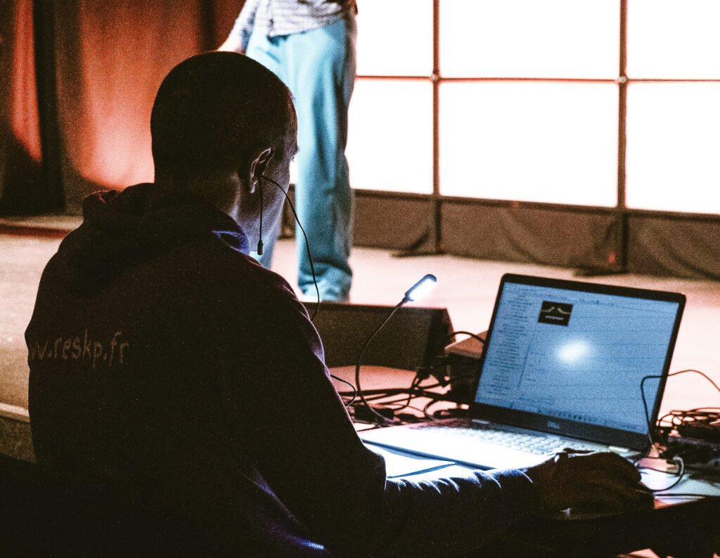 a producer using a notebook dell during a corporate event
